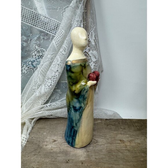 Beautiful Faceless Lady Figurine Holding a Heart Elegant Pottery - Picture 4 of 6